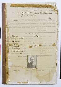 Vucetich's personal file at the Police of the Buenos Aires province (first page with portrait)