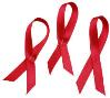 Fotografía de 3 listones rojos de concientización sobre el SIDA