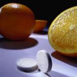 Photograph of oranges and vitamin C supplements