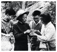 Chinese barefoot doctors learn about herbal medicine from herb grower