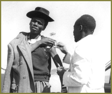 Patient receives vaccination from Pholela staff member