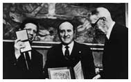 Dr. Evgueni Chazov and Dr. Bernard Lown accepting Nobel Peace Prize and plaque
