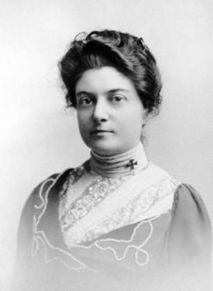 Dr. Anita Newcomb McGee, a White woman in formal attire posing for her portrait.
