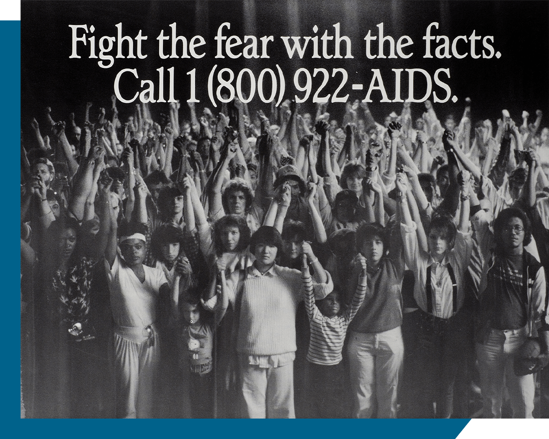 Grupo grande de personas, cada una con el brazo en alto. El texto dice: Combatamos el miedo con los hechos. Llame al 1(800) 922-AIDS.