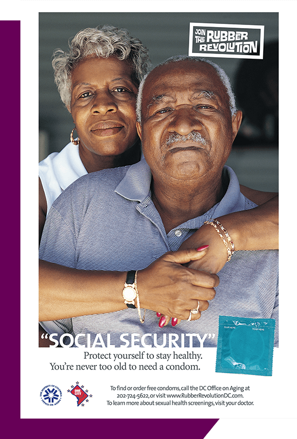 Una pareja de personas mayores afroamericanas con la imagen de un condón y la leyenda “Revolución de látex” en las dos esquinas de la derecha.