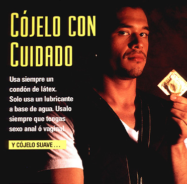 Un hombre latino sostiene un condón