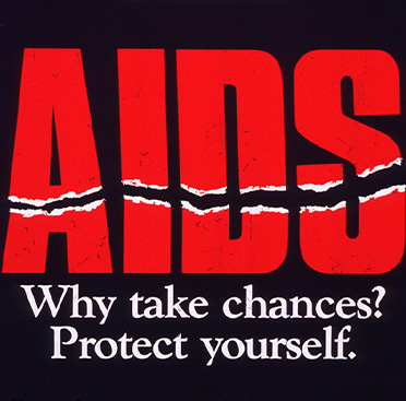 Fondo azul con texto blanco, excepto por la palabra “AIDS” (“SIDA”) que está en rojo, y tiene un corte o desgarre en la parte inferior de las letras.