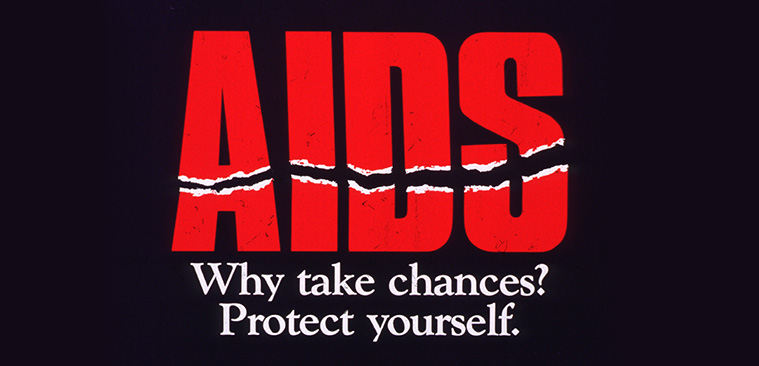 Fondo azul con texto blanco, excepto por la palabra “AIDS” (“SIDA”) que está en rojo, y tiene un corte o desgarre en la parte inferior de las letras.
