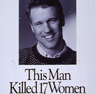 Fotografía en blanco y negro de un hombre blanco que sonríe y mira a la cámara, con texto arriba.   