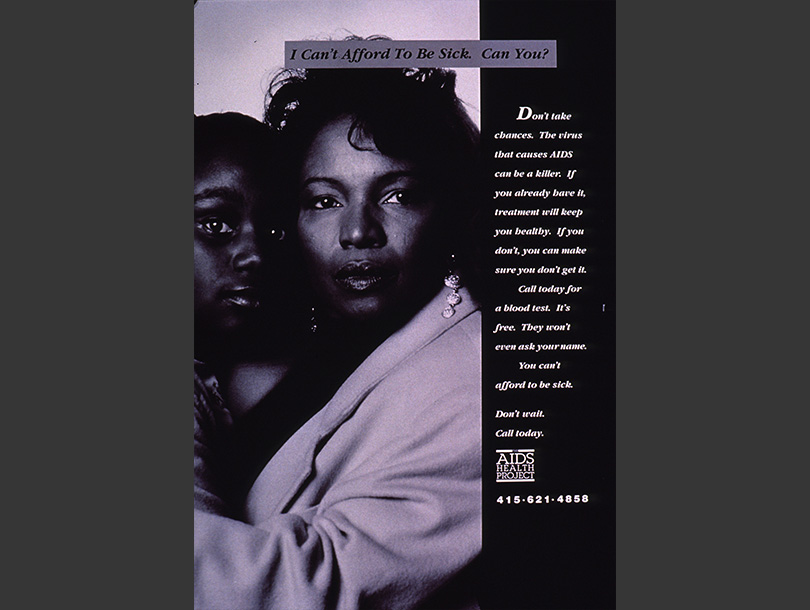 Fotografía en blanco y negro de una mujer y una joven afroamericanas mirando a la cámara.  
