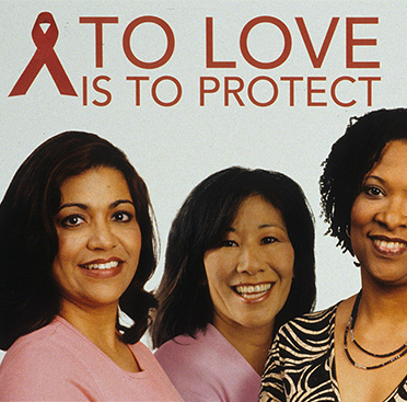 Fotografía a color de un grupo multirracial de cinco mujeres que miran a la cámara.  Un listón rojo en la esquina superior izquierda. 