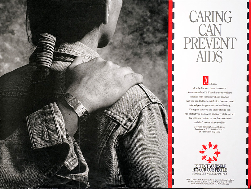 Cartel con texto y la fotografía en blanco y negro de una mano apoyada en el hombro de un nativo americano, con la mirada hacia atrás.
