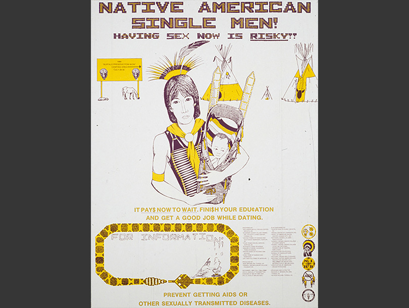 Cartel con texto y un dibujo en blanco y negro de un nativo americano con una bufanda amarilla y cargando a un bebé. En el fondo hay un letrero amarillo y dos tipis amarillas.