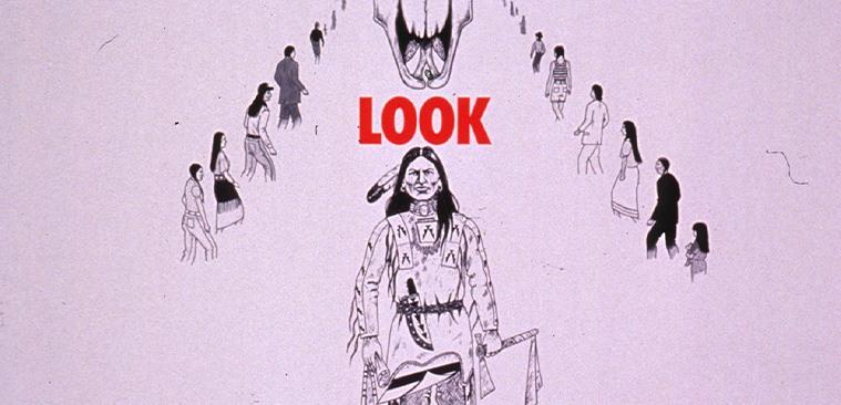 Cartel con texto y el dibujo en blanco y negro de dos hombres nativos americanos al lado de una lápida que dice “Sida”. Arriba de ellos hay un cráneo de búfalo con dos filas de gente que camina hacia él.