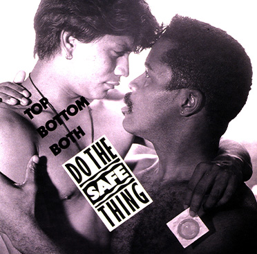 Fotografía en blanco y negro de un hispano que sostiene un condón y abraza a un afroamericano, que está ligeramente más abajo y mirando hacia arriba.