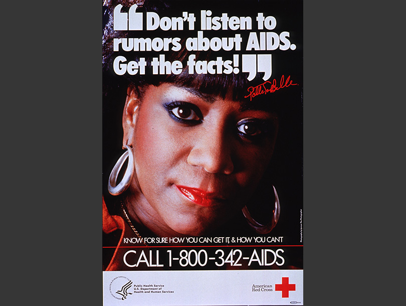 Fotografía a color de una mujer afroamericana (Patti Labelle) con la mirada al frente; en la parte de arriba se ve su firma.