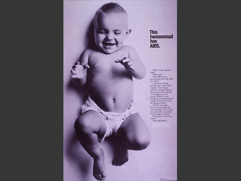 Fotografía teñida de azul de un bebé blanco en pañales y sonriendo.