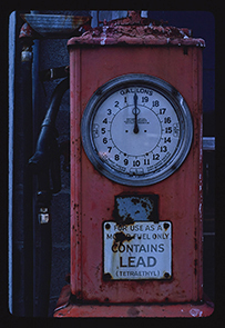 A sign saying that motor fuel contains lead