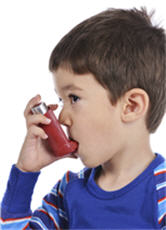 Fotografía de un niño usando un inhalador