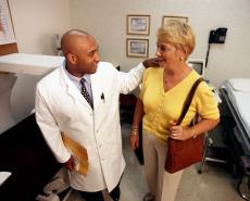 Fotografía de un doctor hablando con una paciente mayor