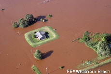 Fotografía de una casa en una inundación