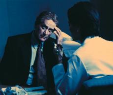 Fotografía de un hombre hablando con su doctor