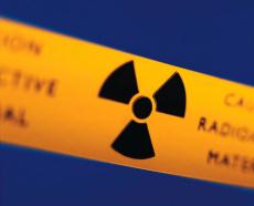 Fotografía de la señal de advertencia sobre sustancias radioactivas