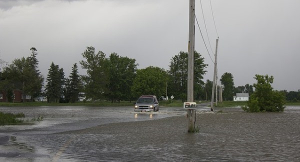 Un camión cruza un camino inundado