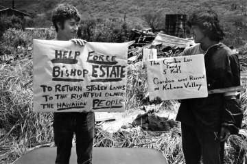 Protesting the Removal of Native Hawaiians from Kalama Valley